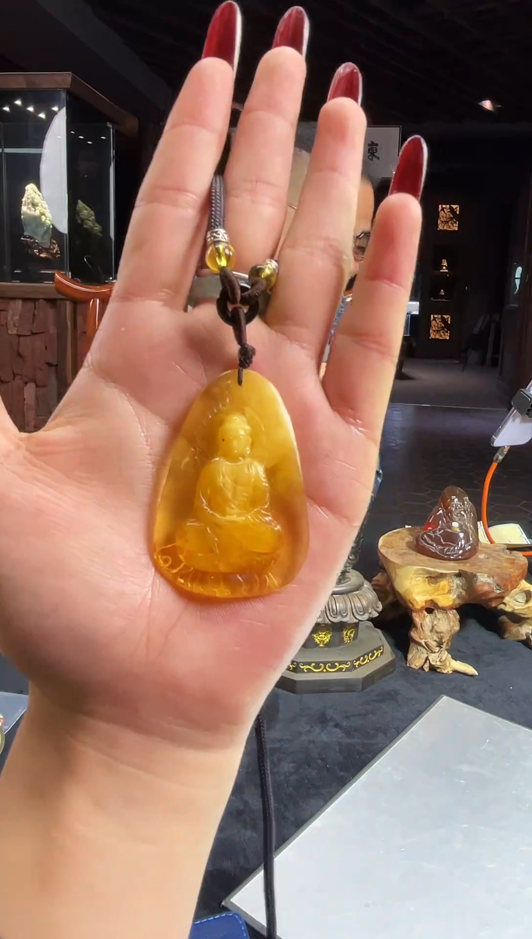 琥珀颈饰未镶嵌暧****情缅甸琥珀雕刻件