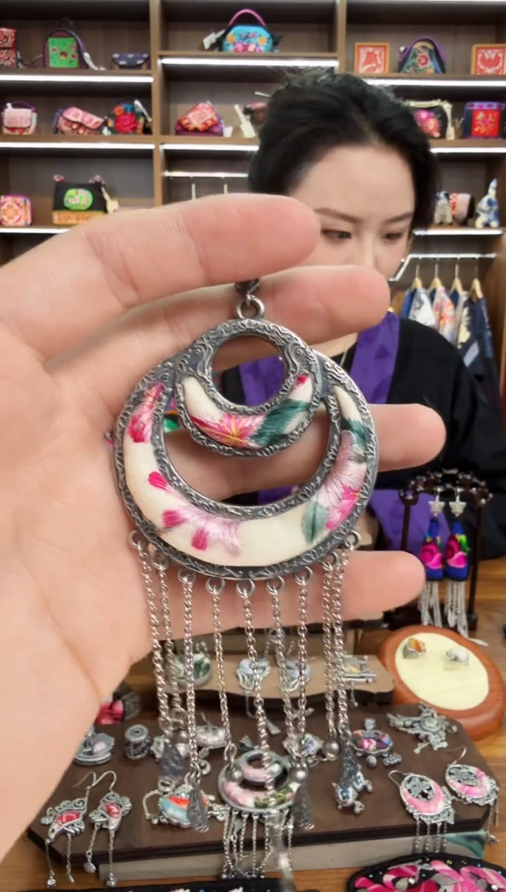 【闪购商品】织绣18蒙阿苏苗绣传承