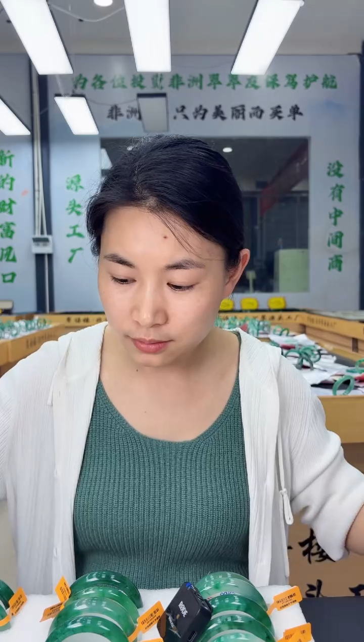 【闪购商品】石英质玉手镯未镶嵌15