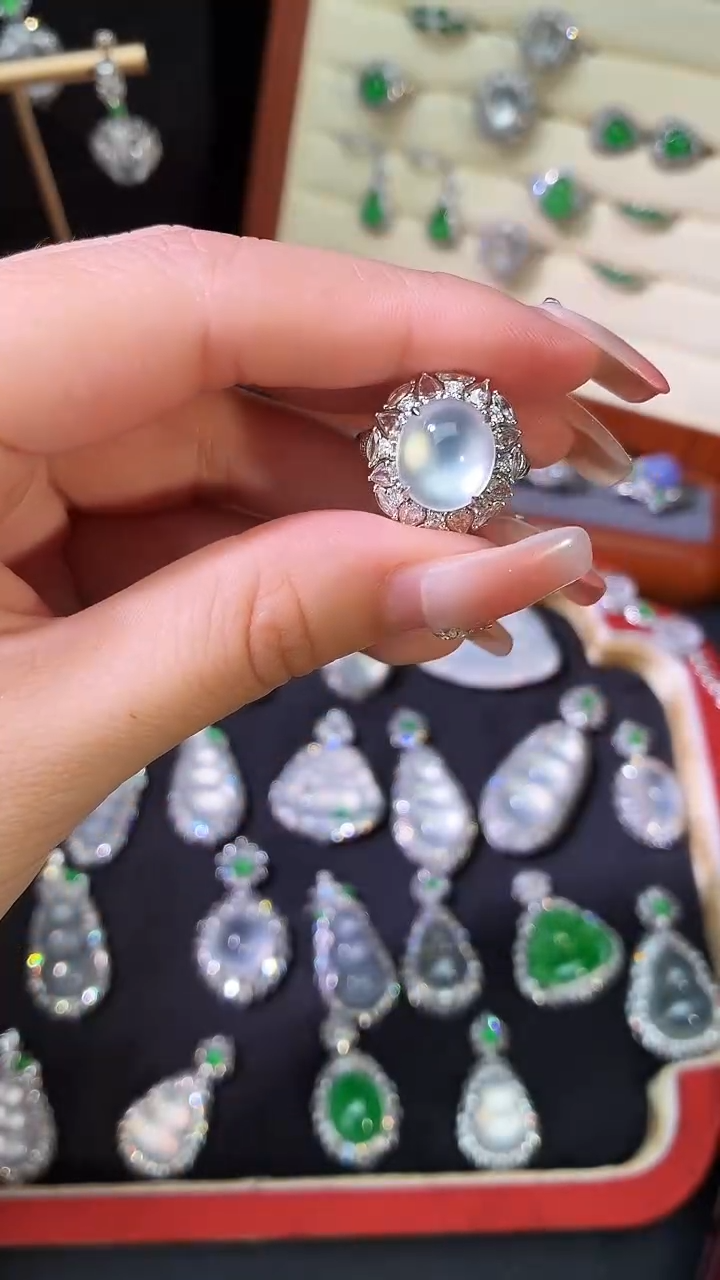 18K金镶嵌戒指翡翠蛋面