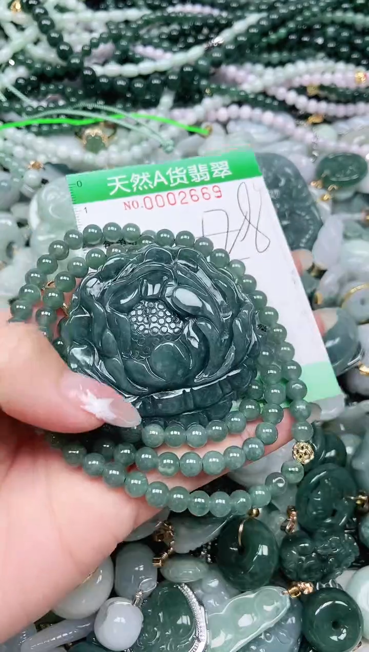 颈饰未镶嵌翡翠人**虹翡翠