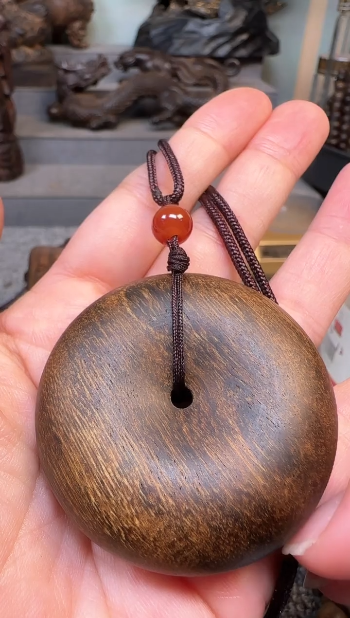 【闪购商品】沉香木吊坠越南顺化紫棋平安扣