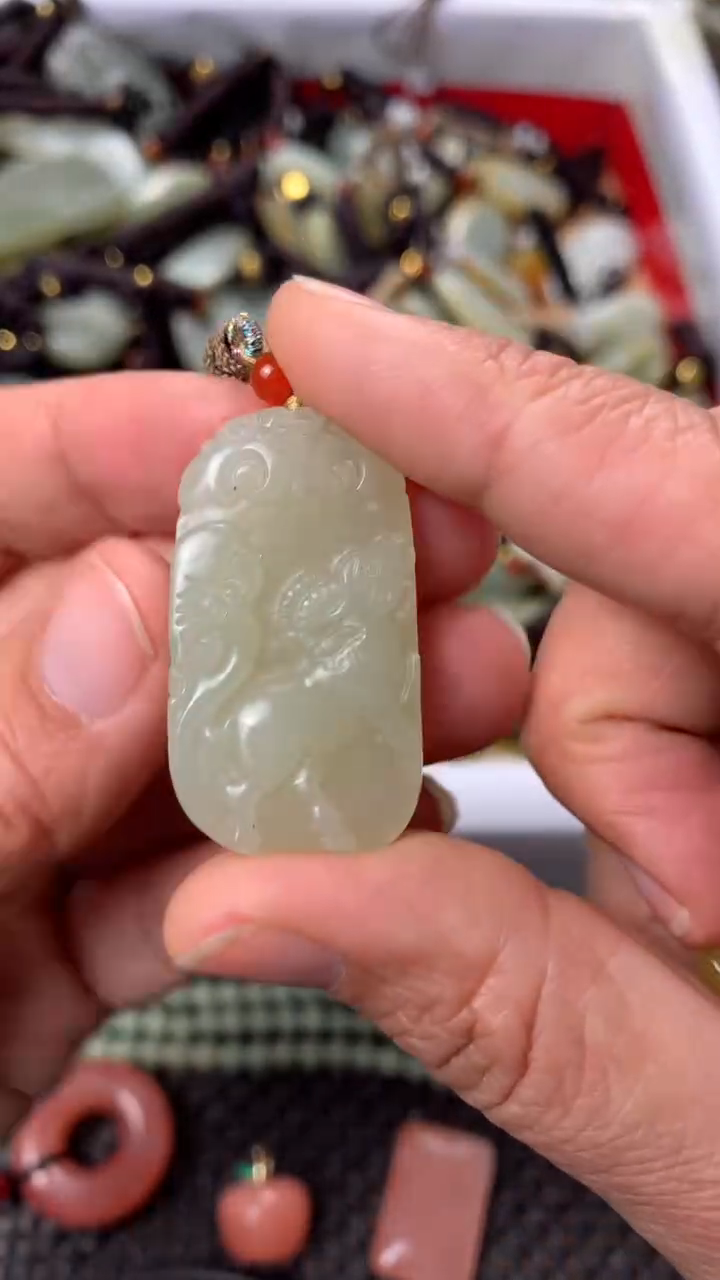 【闪购商品】和田玉颈饰未镶嵌多样性发货没有证书.拍一发一，有瑕