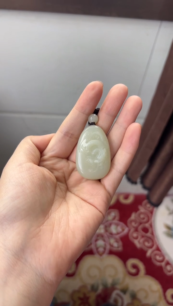 【闪购商品】和田玉吊坠(赠链)未镶嵌且末微色差迪克兰吊坠