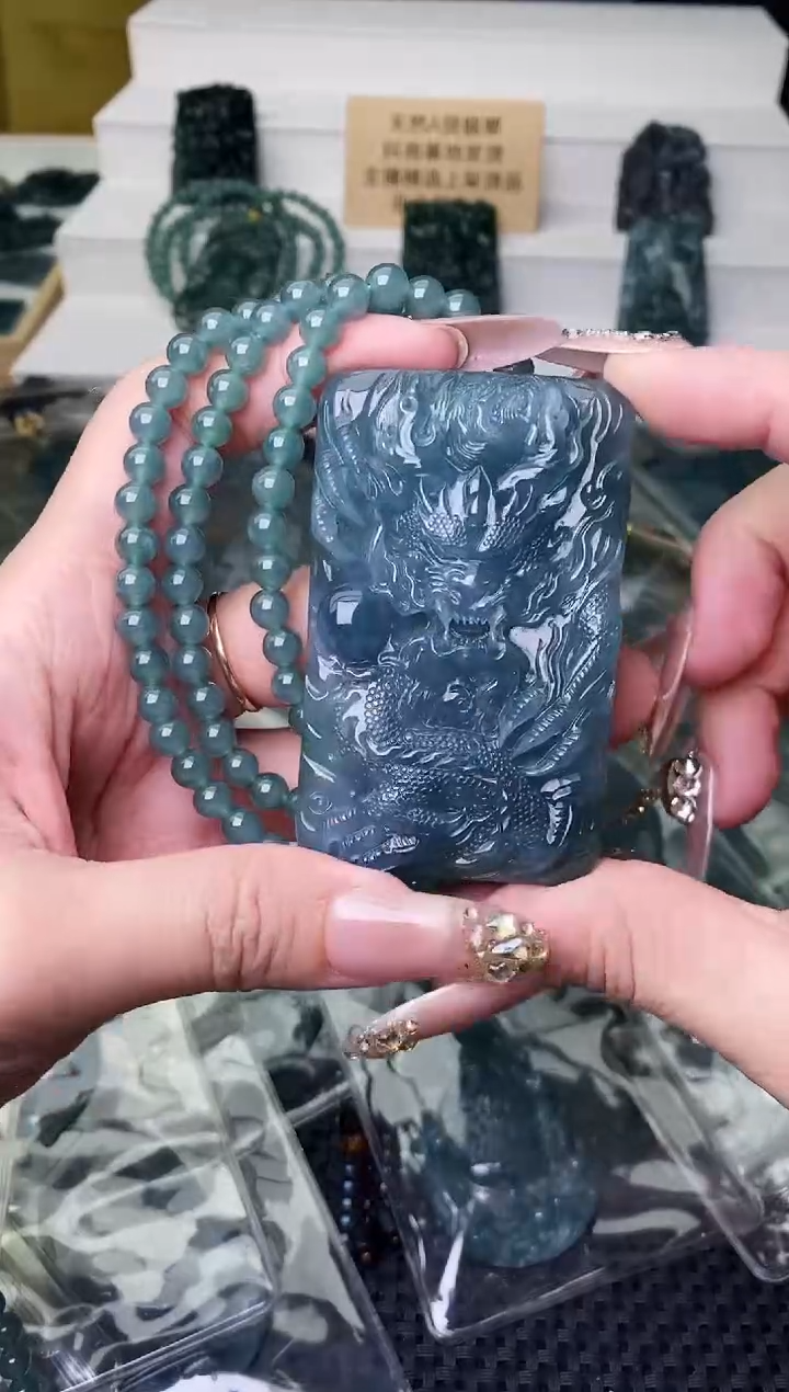 颈饰未镶嵌翡翠 