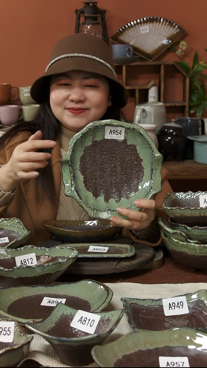 陶瓷A954 一只红泥瓶子盘20*4微瑕