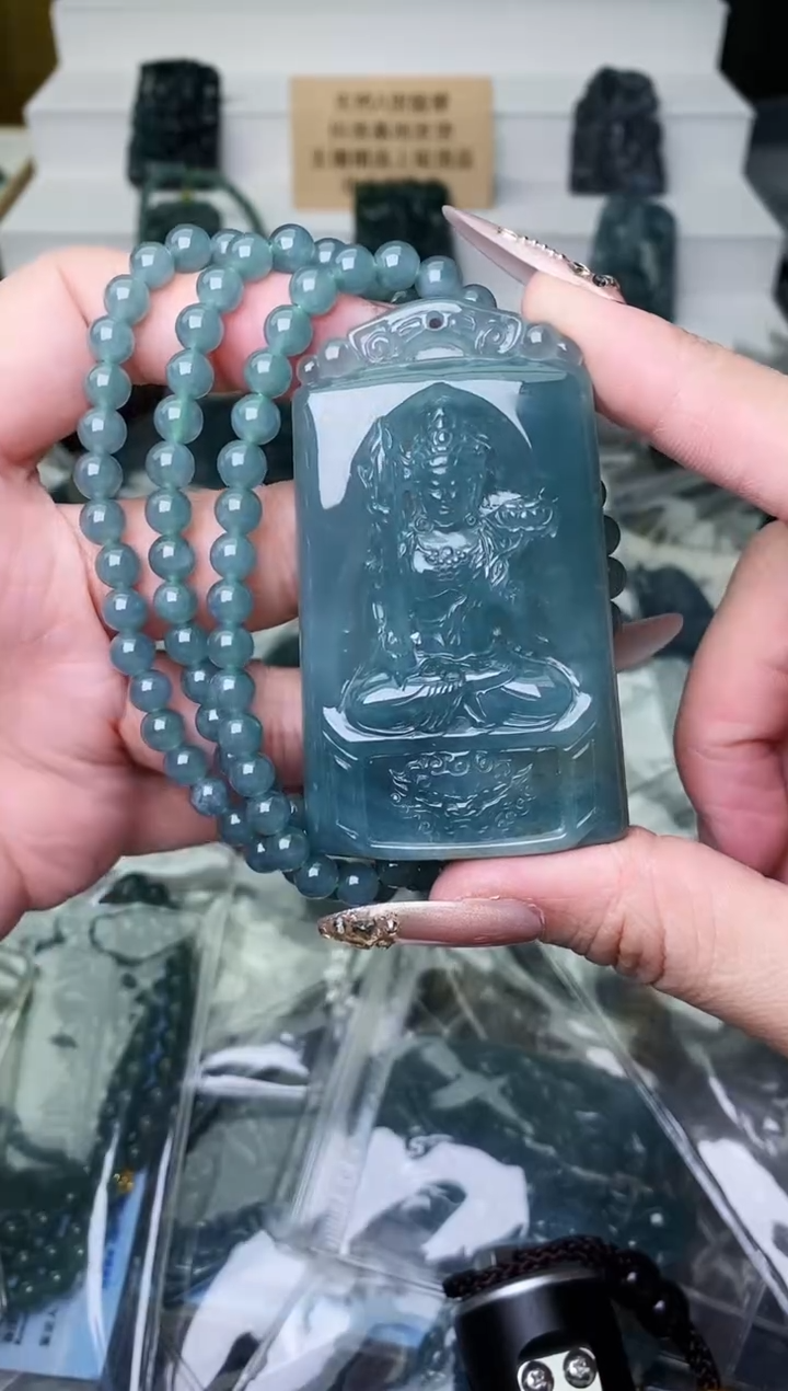 颈饰未镶嵌翡翠 