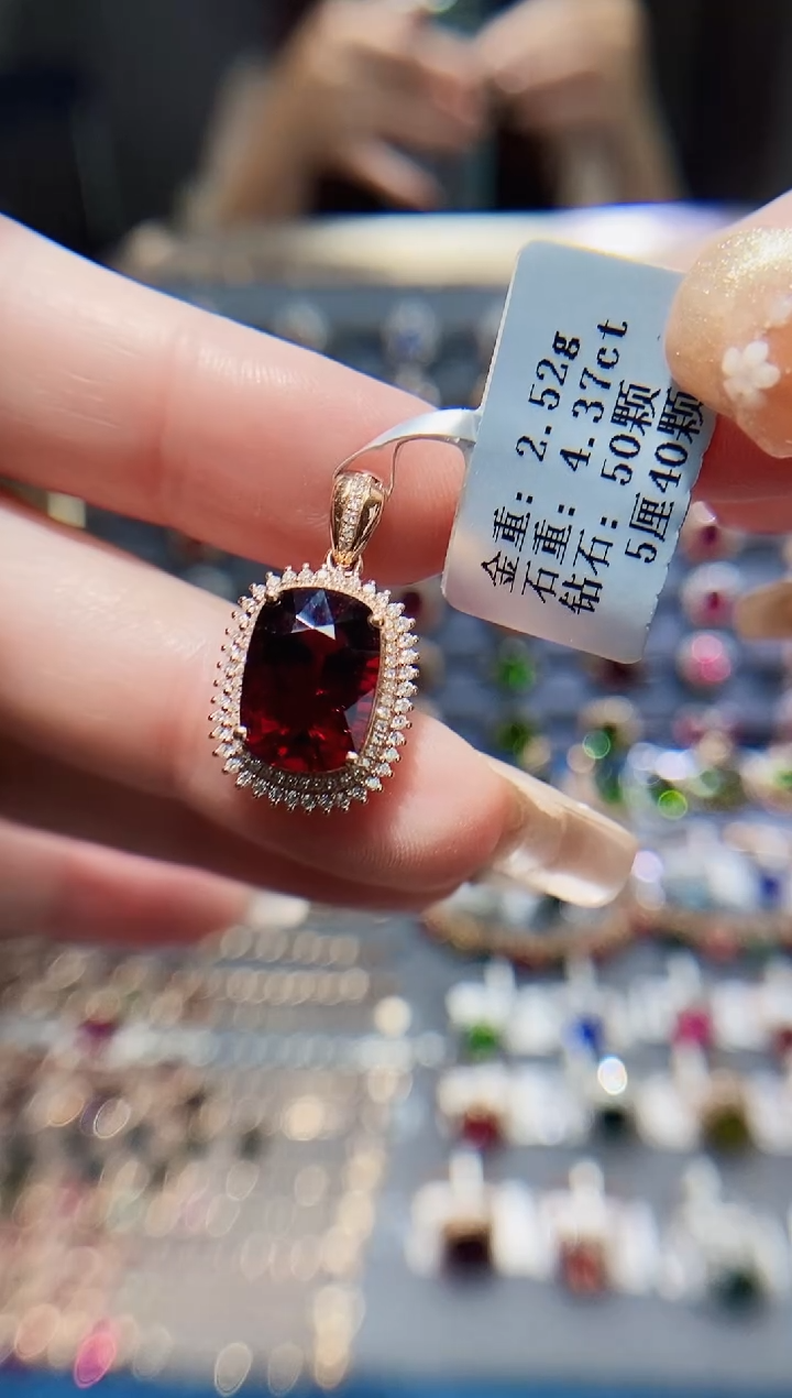 18K金镶嵌颈饰碧玺4.37.