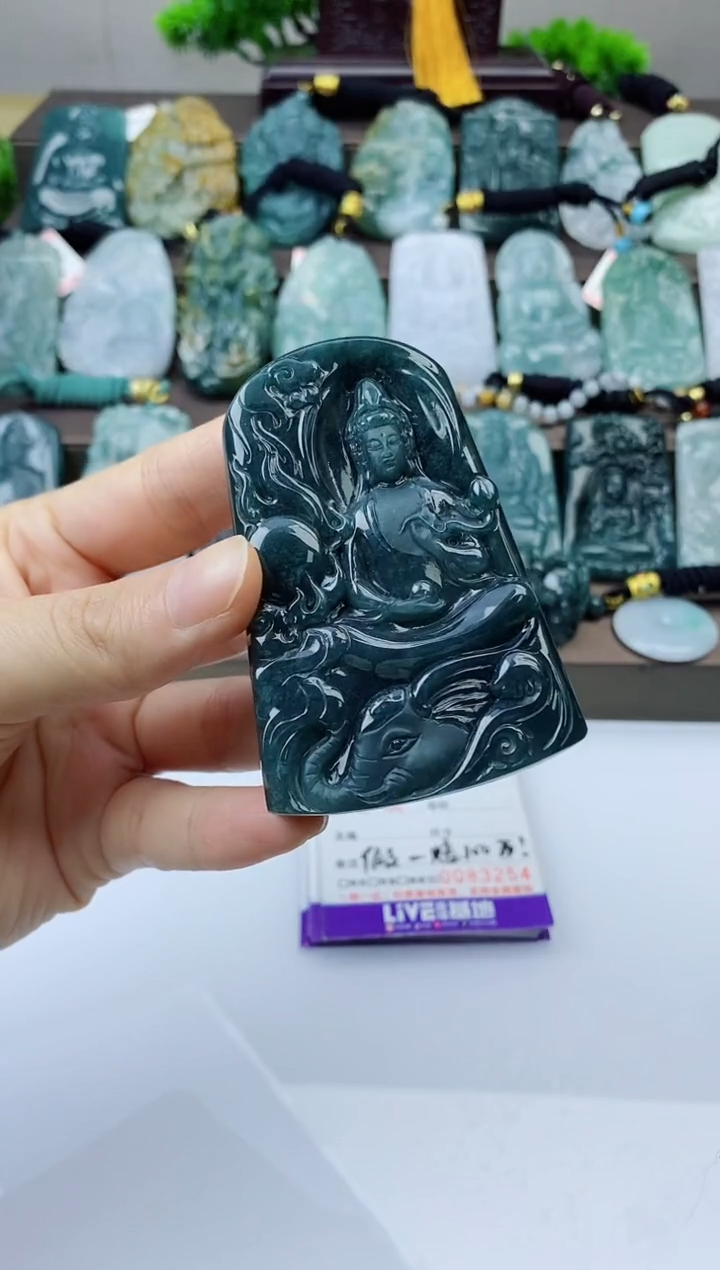 翡翠未镶嵌颈饰 