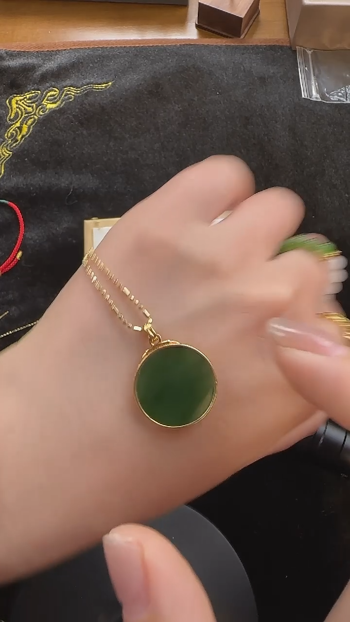 【闪购商品】和田玉颈饰18K金镶嵌碧玉圆满牌