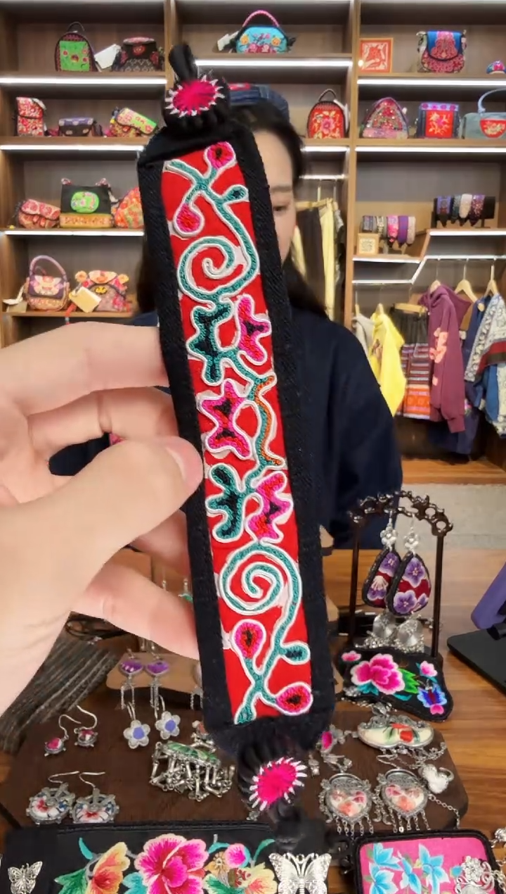 【闪购商品】织绣61蒙阿苏苗绣传承