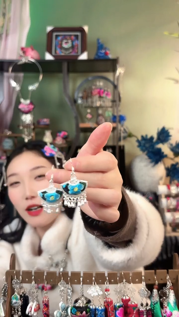 彩云南阁非遗老绣苗银饰品537