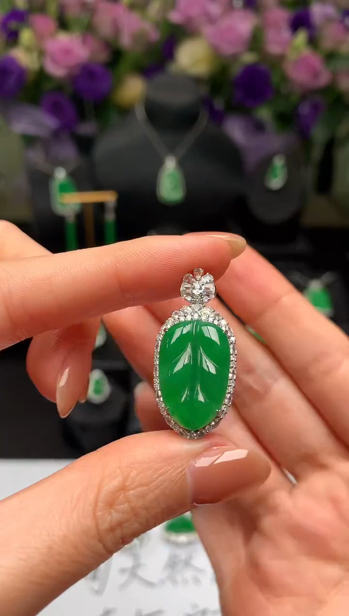 颈饰18K金镶嵌翡翠叶子