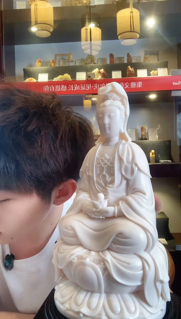 摆件中国白德化瓷  坐古莲观音