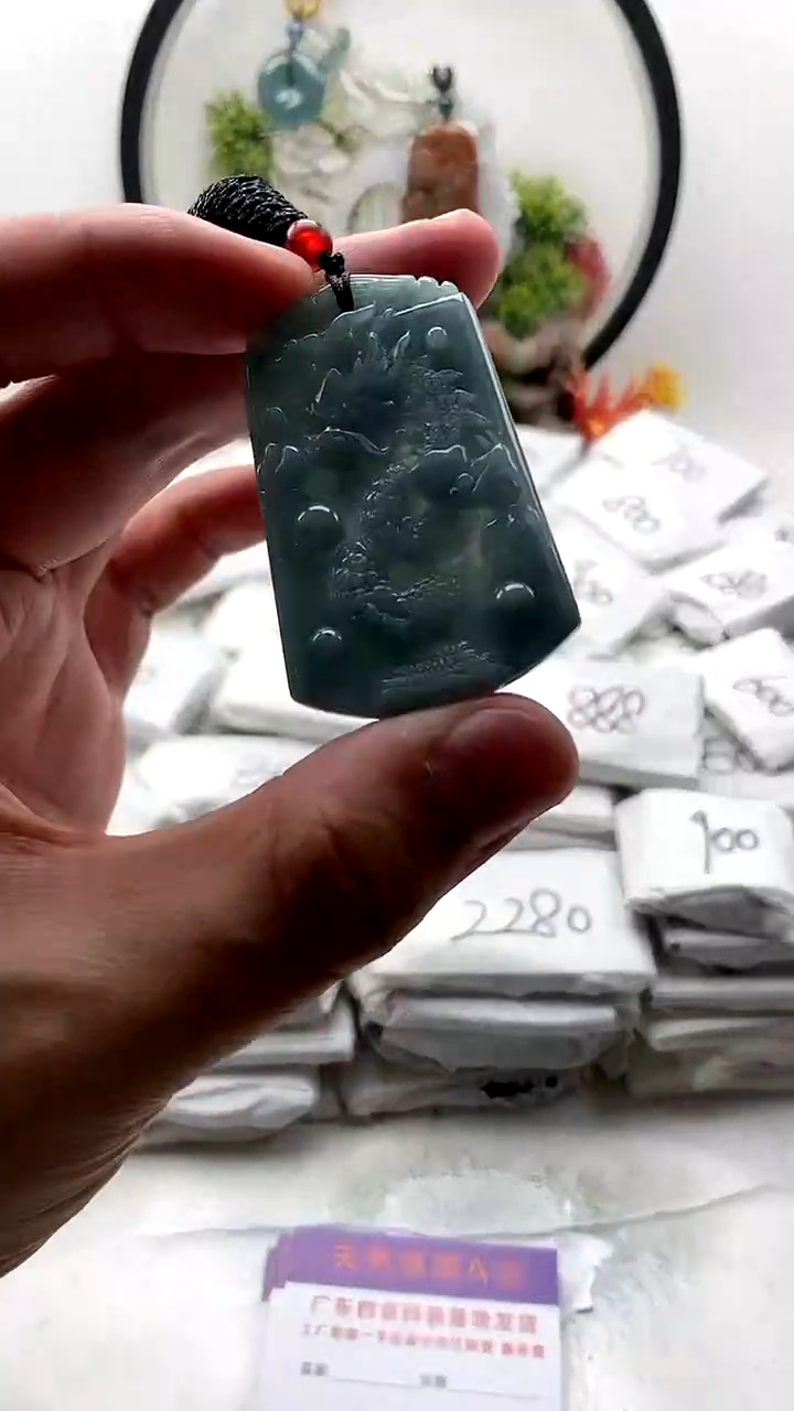 颈饰未镶嵌翡翠龙牌