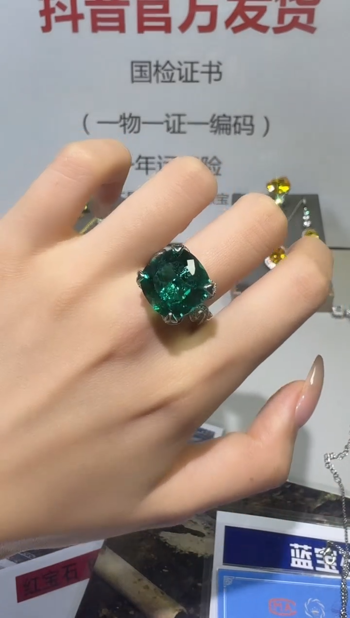 18K金镶嵌戒指祖母绿1
