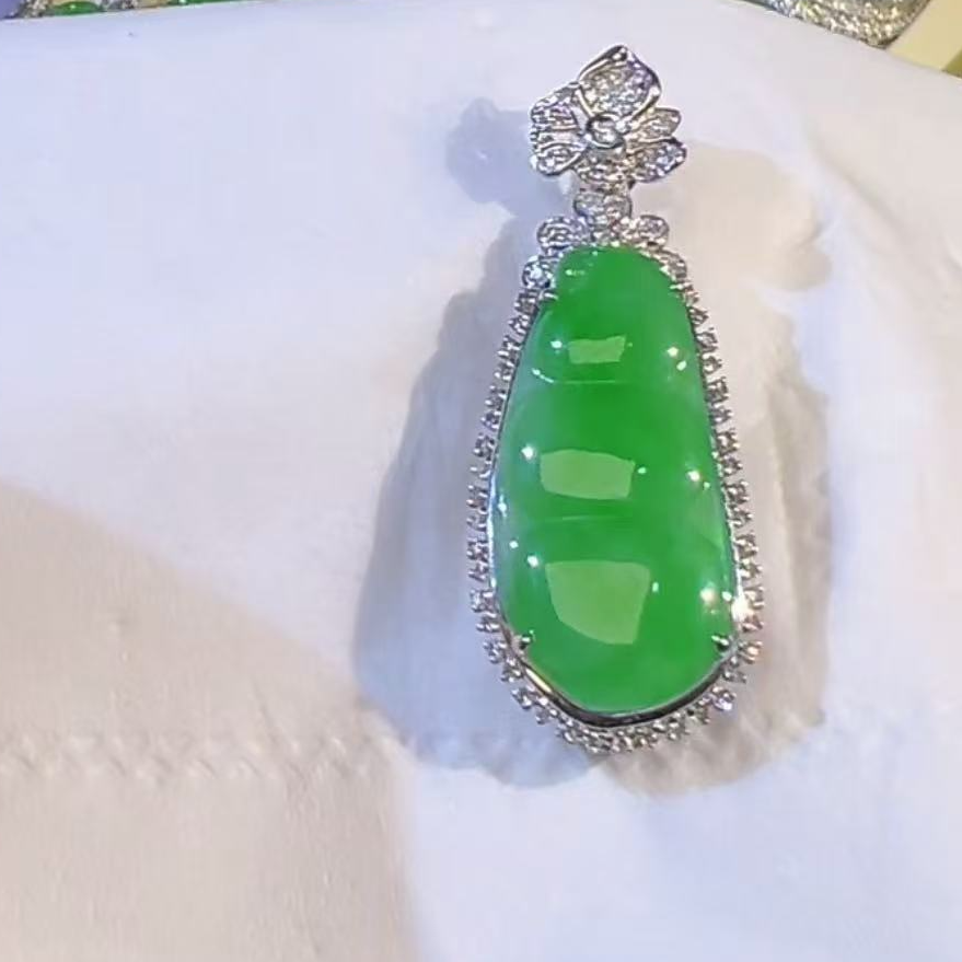缅甸天然翡翠挂坠