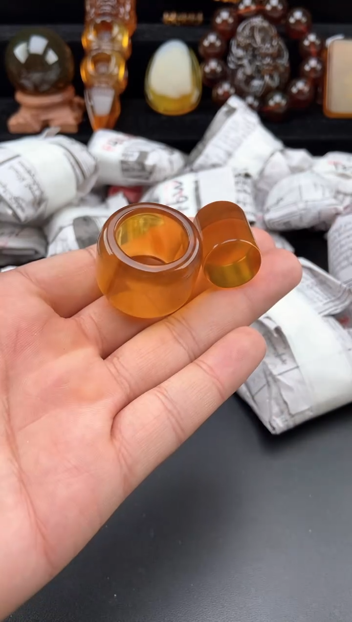 【闪购商品】琥珀颈饰未镶嵌金棕珀扳指