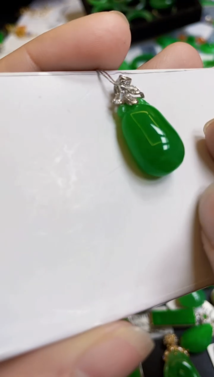 【闪购商品】翡翠颈饰18K金镶嵌吊坠