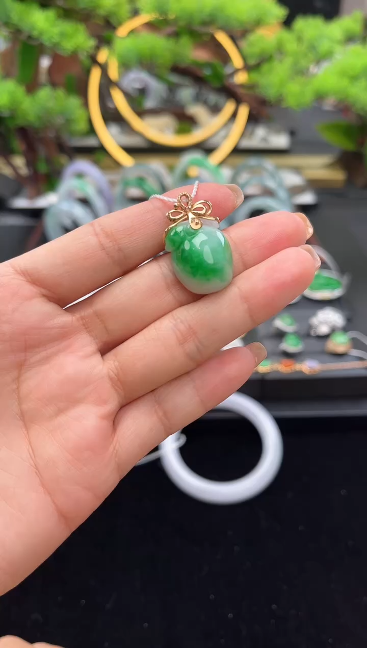 颈饰18K金镶嵌翡翠吊坠