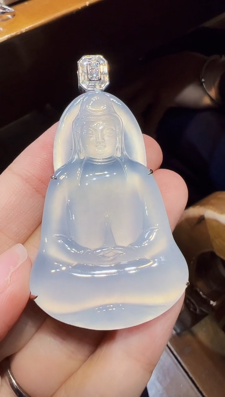 颈饰18K金镶嵌翡翠观音