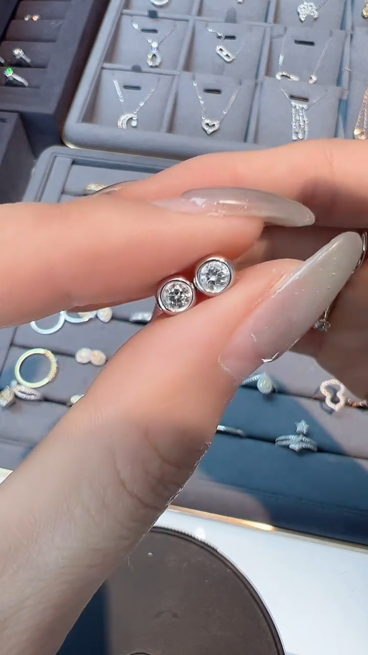 【闪购商品】钻石耳饰18K金镶嵌耳钉