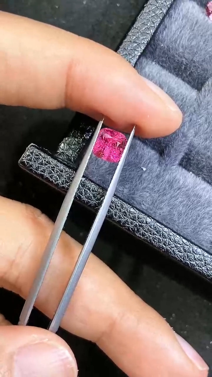 【闪购商品】定制尖晶石定制未镶嵌马亨盖热粉色1.555克拉吉尔德