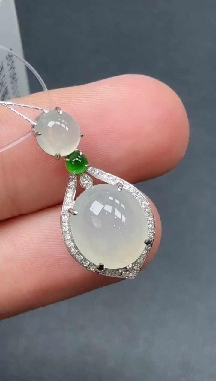 18K金镶嵌挂件翡翠蛋面吊坠