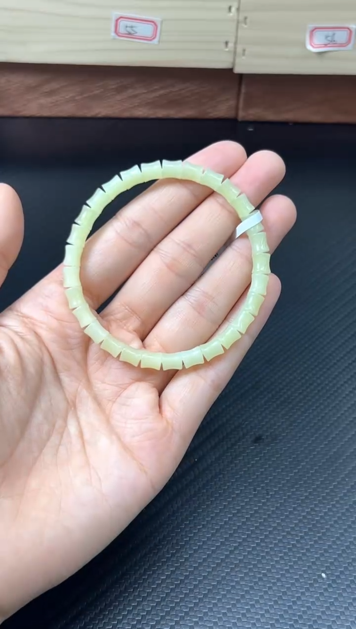 未镶嵌手串和田玉若羌 微色差卡6*7