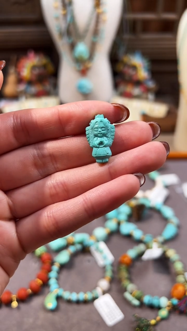 未镶嵌绿松石配饰小女孩