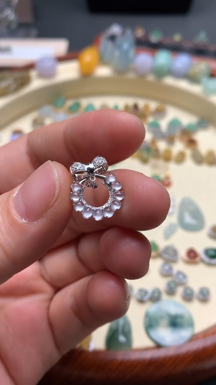 【闪购商品】翡翠颈饰18K金镶嵌翡翠吊坠