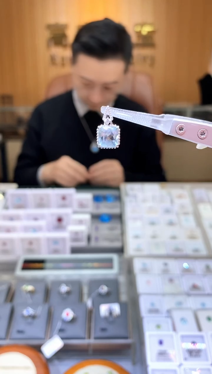 【闪购商品】海蓝宝石吊坠(赠链)银S925镶嵌天然海蓝宝吊坠