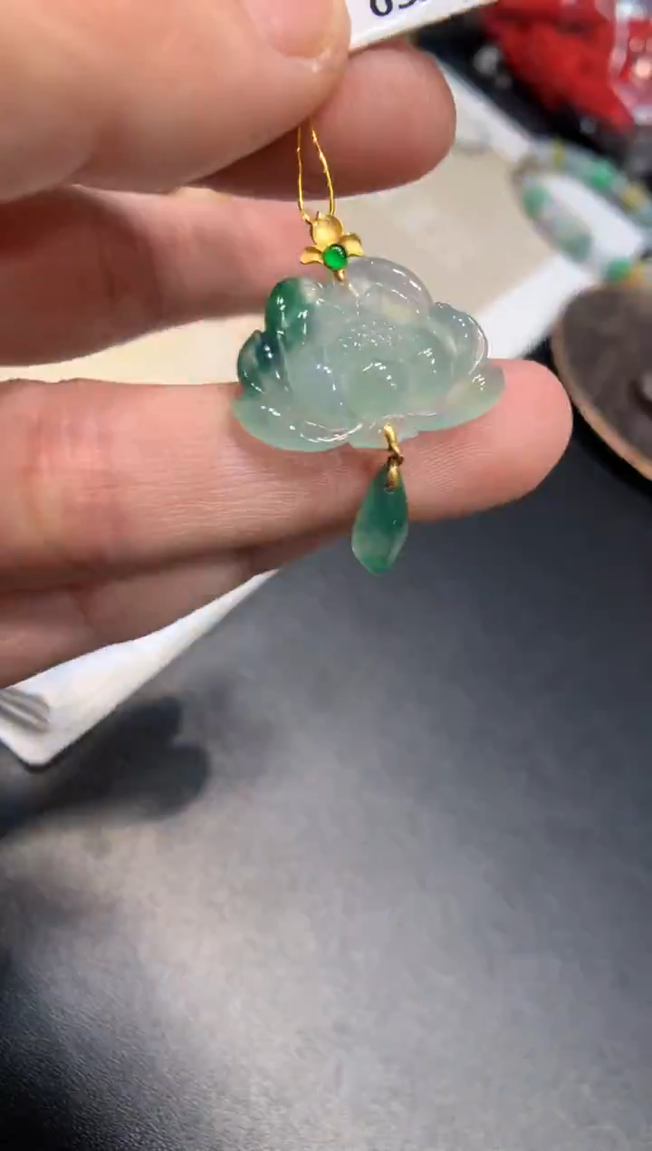 颈饰18K金镶嵌翡翠莲花