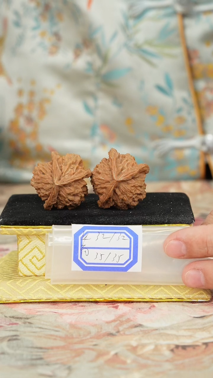 【闪购商品】文玩核桃把件盘山三棱