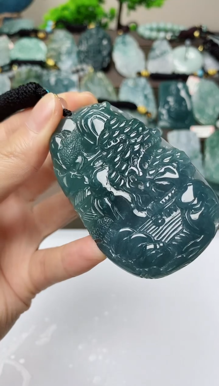 翡翠未镶嵌颈饰         