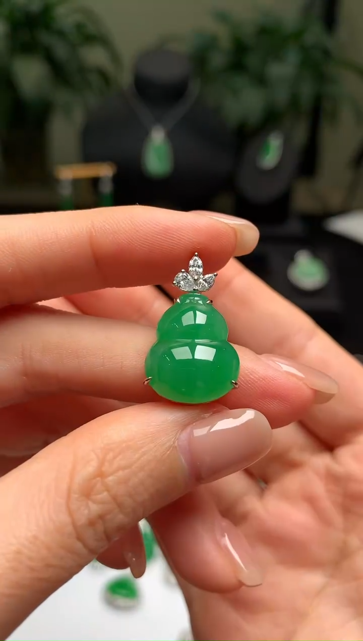 颈饰18K金镶嵌翡翠葫芦