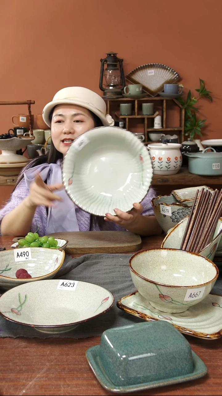 陶瓷A641 一只手绘荷花黑点线条敞口碗26*8可能微瑕