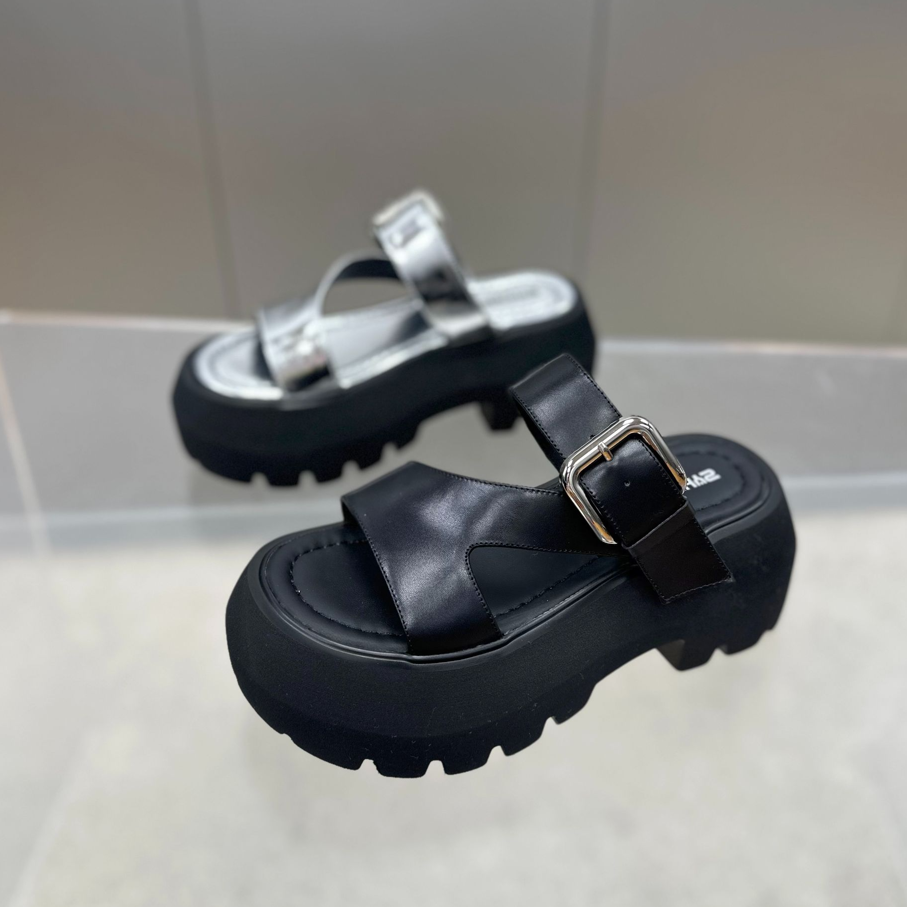 【左右华菲】8cm欧洲站真皮时尚厚底凉拖鞋2025夏季外穿露趾一字拖