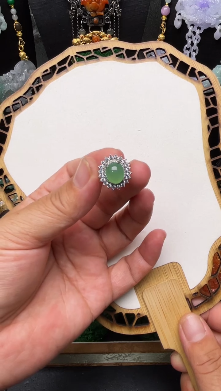 颈饰未镶嵌翡翠戒指