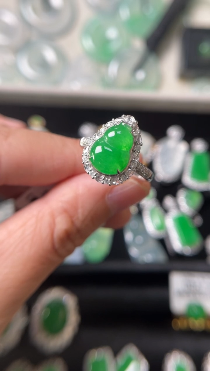 【闪购商品】翡翠戒指18K金镶嵌缅甸翡翠钻石镶嵌葫芦