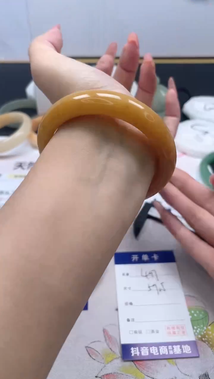 【闪购商品】石英质玉手镯未镶嵌497/59.5