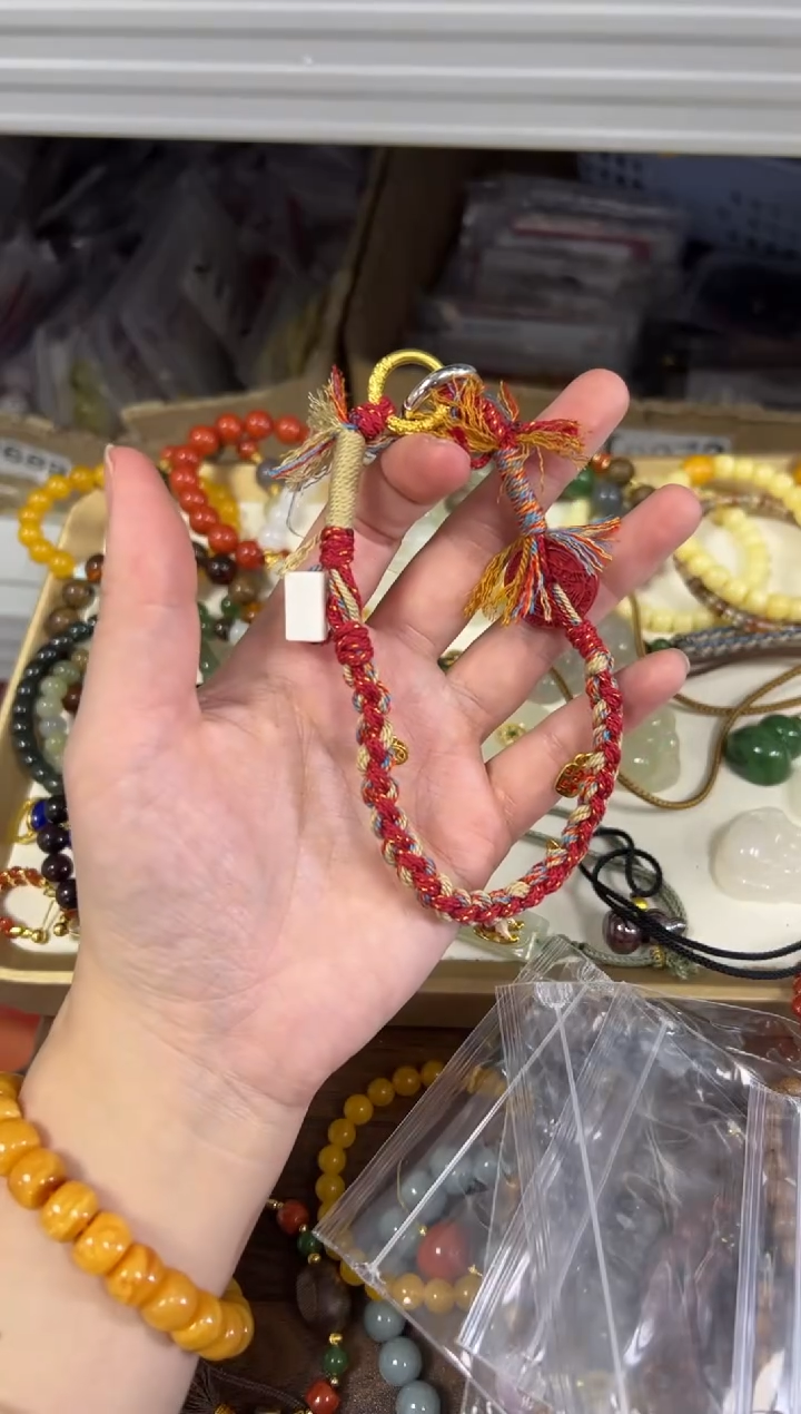 天然辰砂朱砂山鬼牌骨骨发字红绳编制挂件[27]