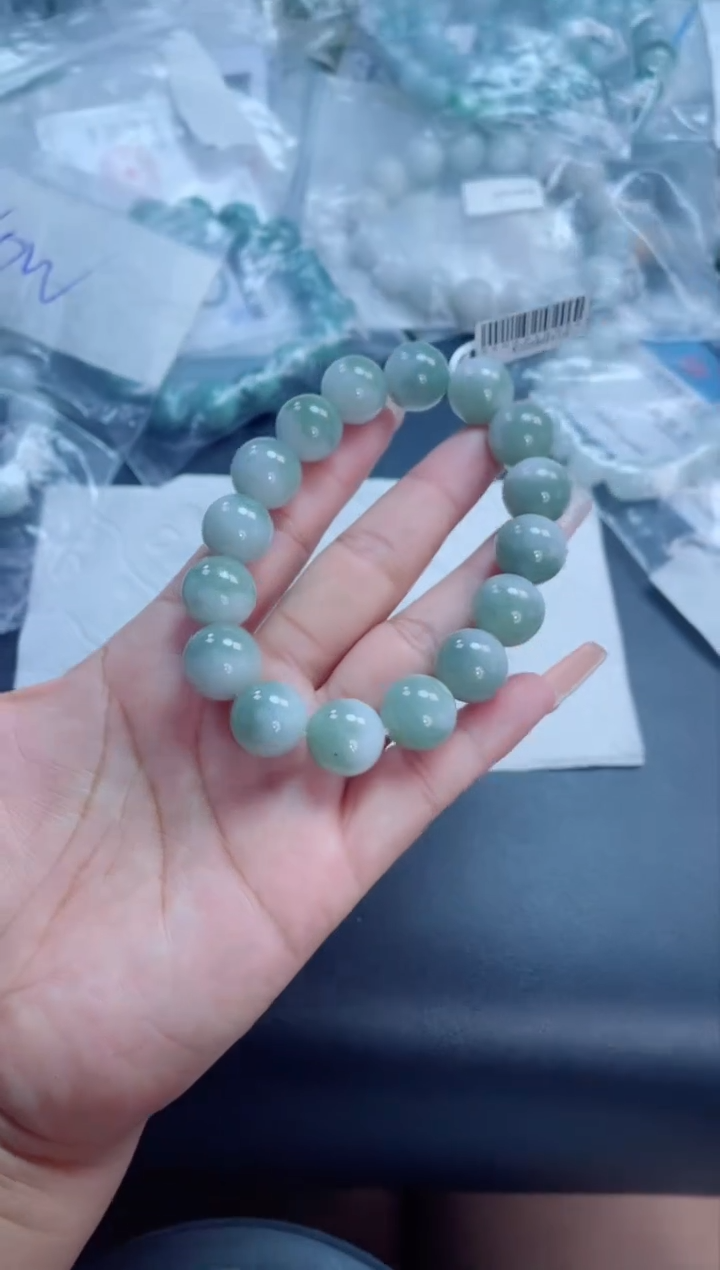 翡翠戒指未镶嵌珠串