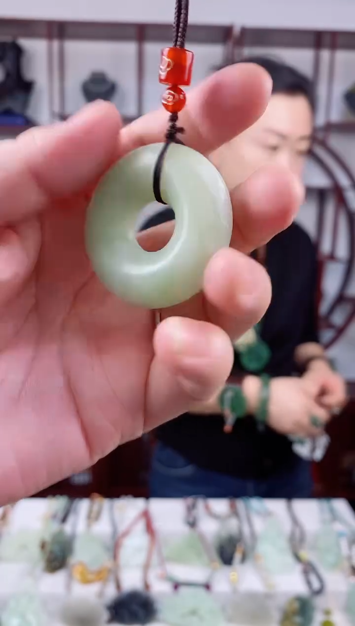 未镶嵌岫玉颈饰1