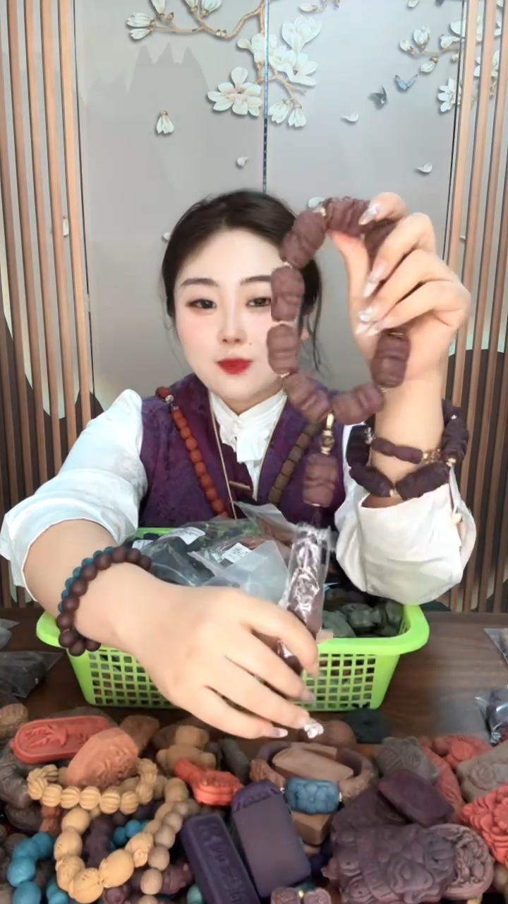 泥塑养心貔貅手持1条