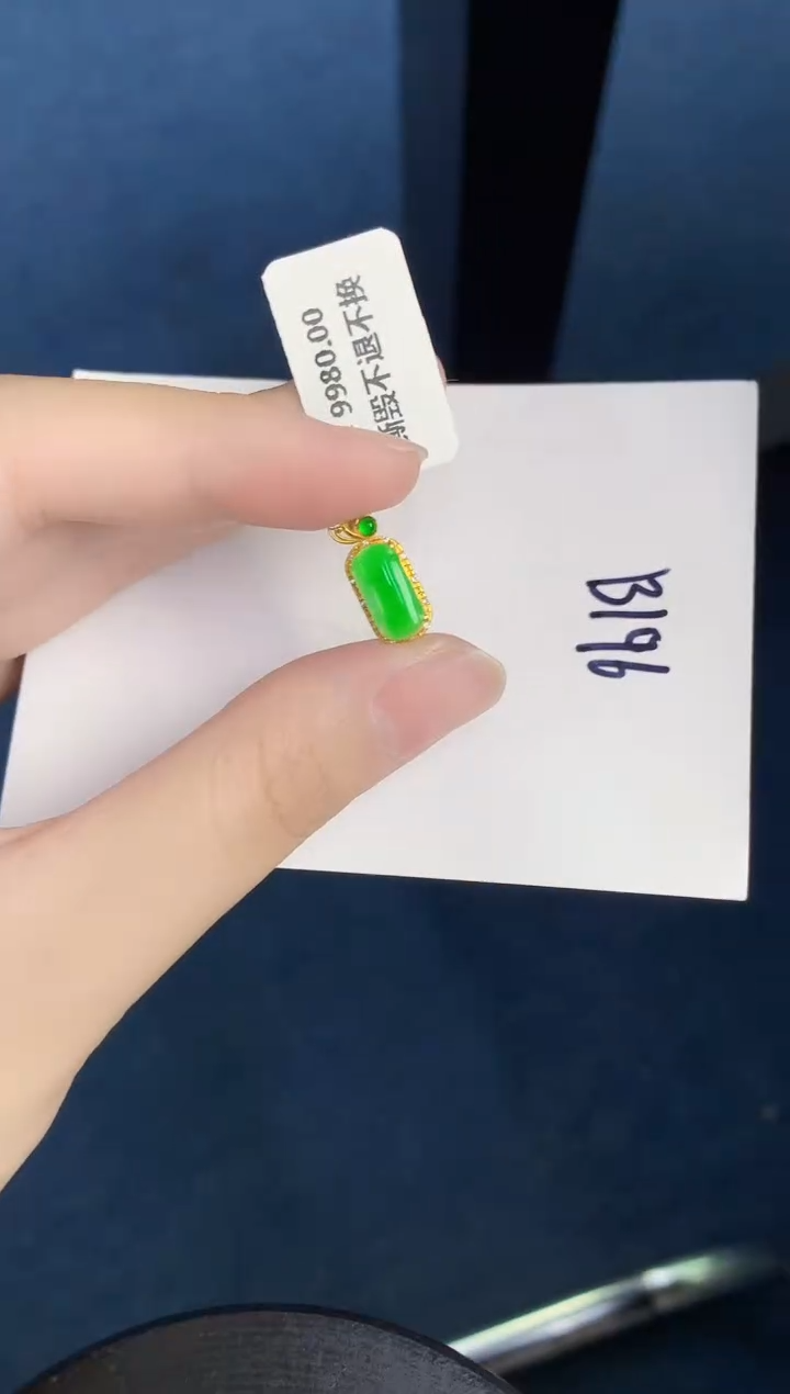 翡翠18K金镶嵌颈饰000000000