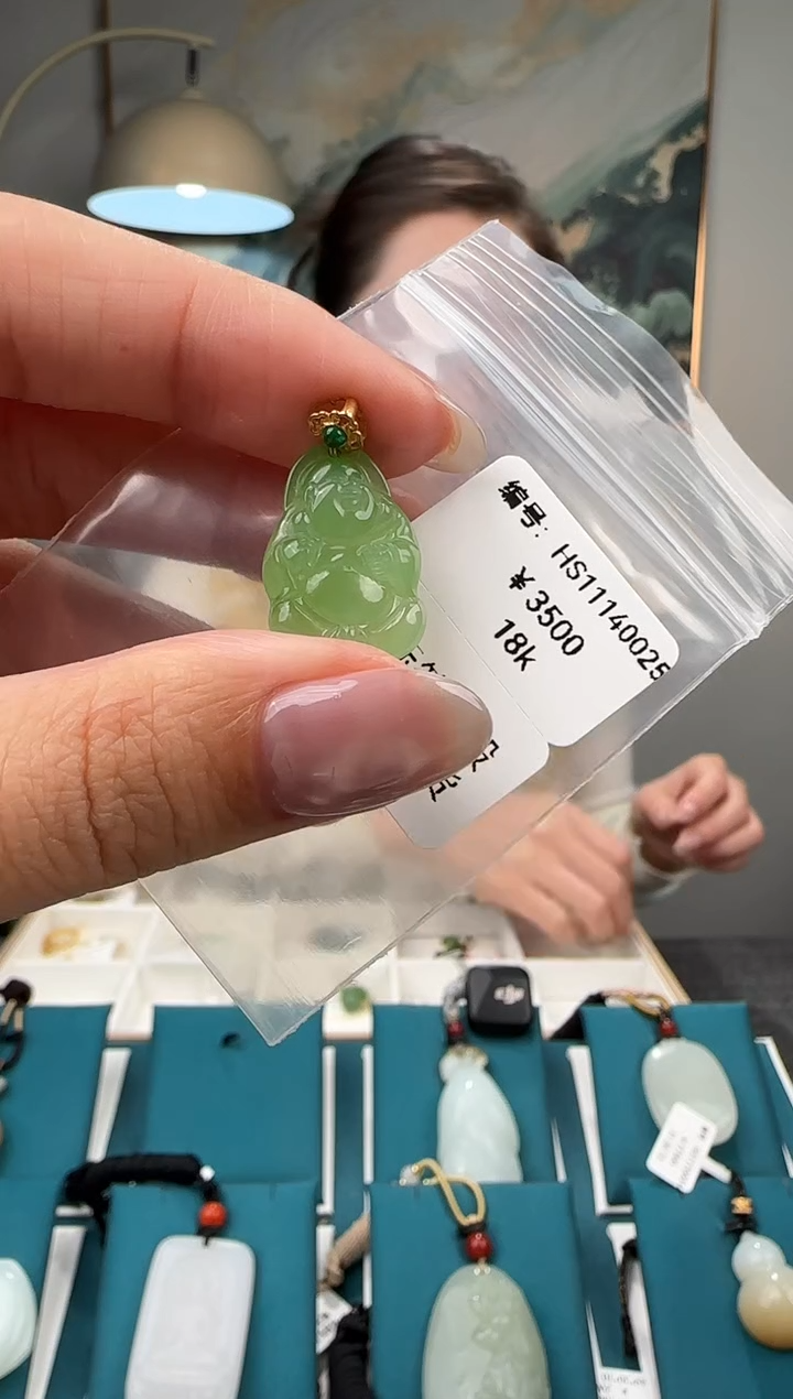 颈饰18K金镶嵌和田玉吊坠HS