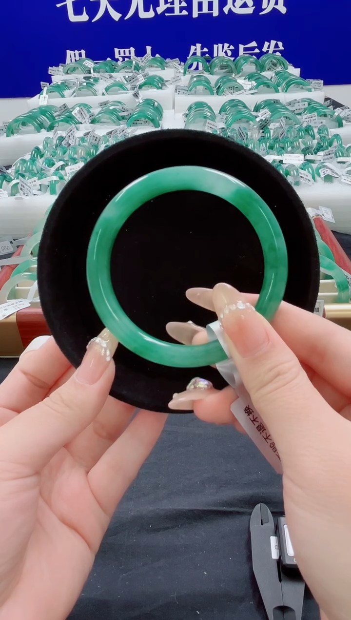 未镶嵌手镯石英质玉（非洲翠）圈口60