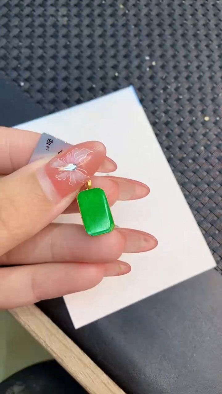 颈饰18K金镶嵌翡翠1