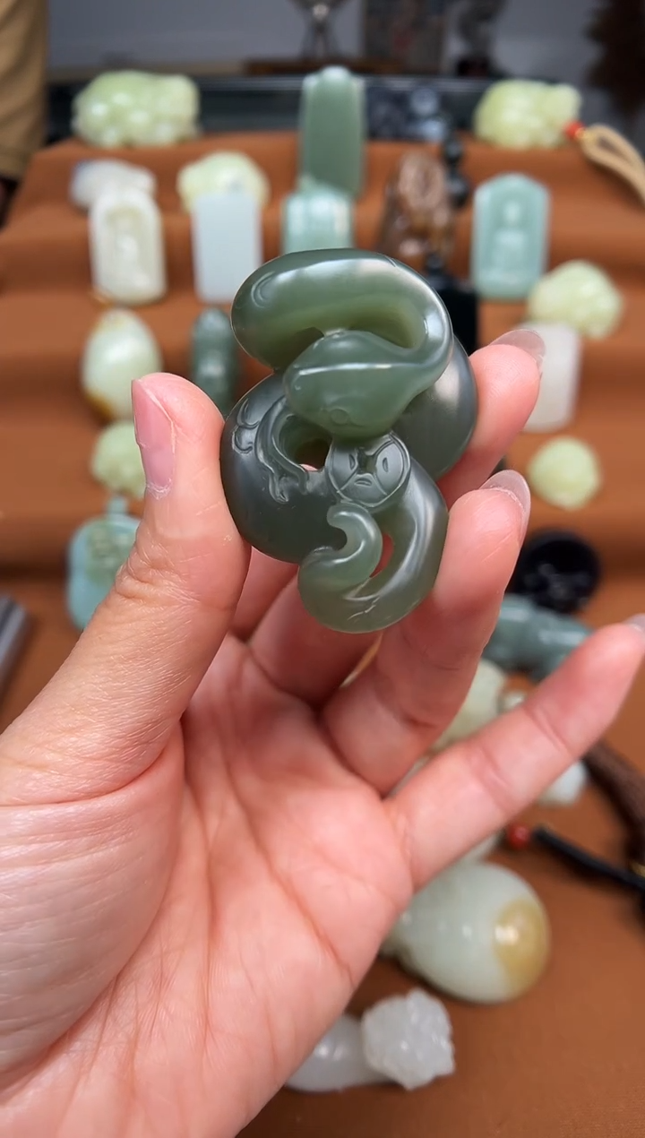 和田玉未镶嵌颈饰蛇